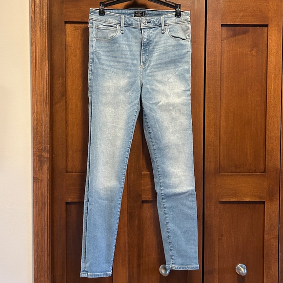 Abercrombie & Fitch Women's Light Wash Jeans High Rise Super Skinny Size 29 / 8R - Picture 1 of 4